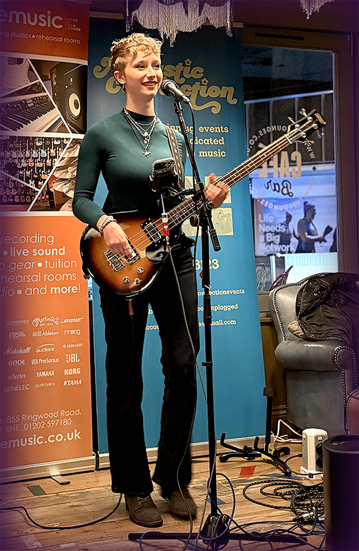 Zara performing at the Delfino Lounge Showcase, hosted by Acoustic Connection.